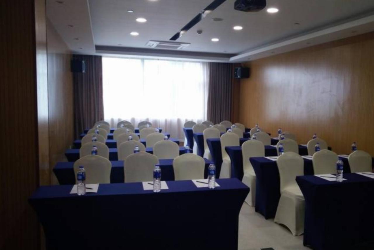 Holiday Inn Express Shanghai Nanhuizui Exterior foto